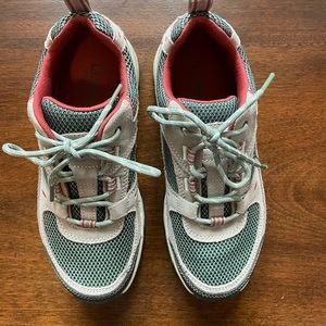 LL BEAN Trail / Hiking  - EUC Like New